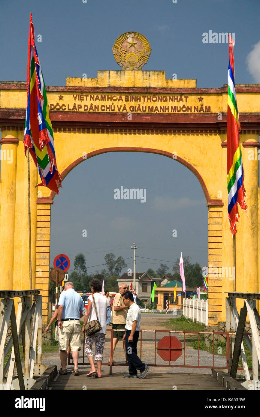 Portail Memorial à Ho Chi Minh à l'Hien Luong et pont enjambant la rivière Ben Hai, dans la province de Quang Tri Vietnam Banque D'Images