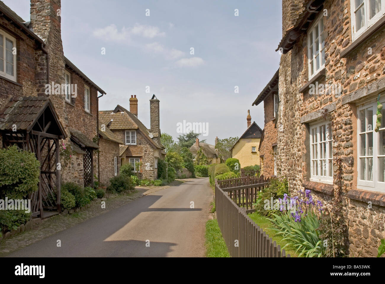 Scène de rue dans le quartier tranquille de North Somerset Village d'Bossington, près de Porlock Banque D'Images