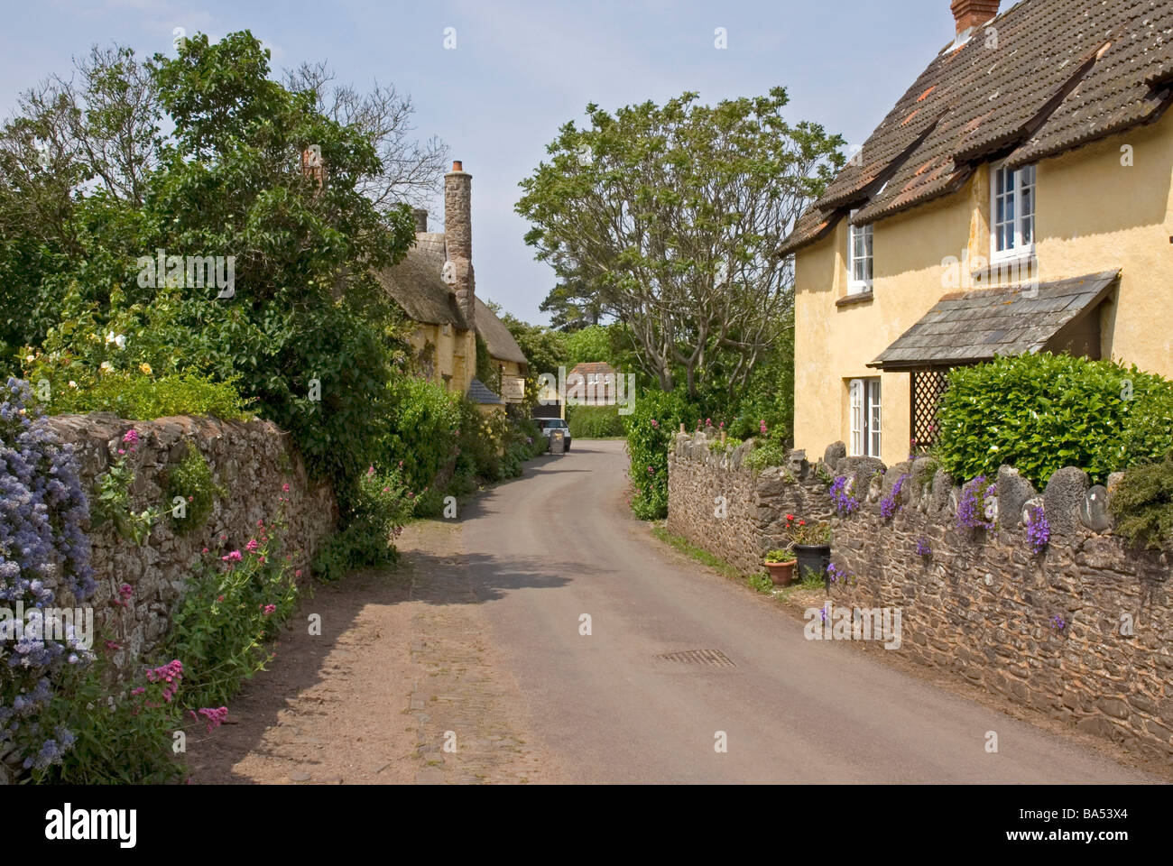 Scène de rue dans le quartier tranquille de North Somerset Village d'Bossington, près de Porlock Banque D'Images