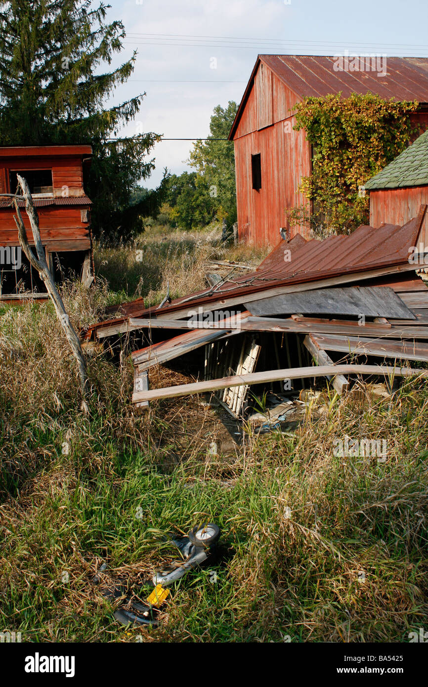 Une grange abandonnée avec ferme dans le Michigan USA personne verticale haute résolution Banque D'Images