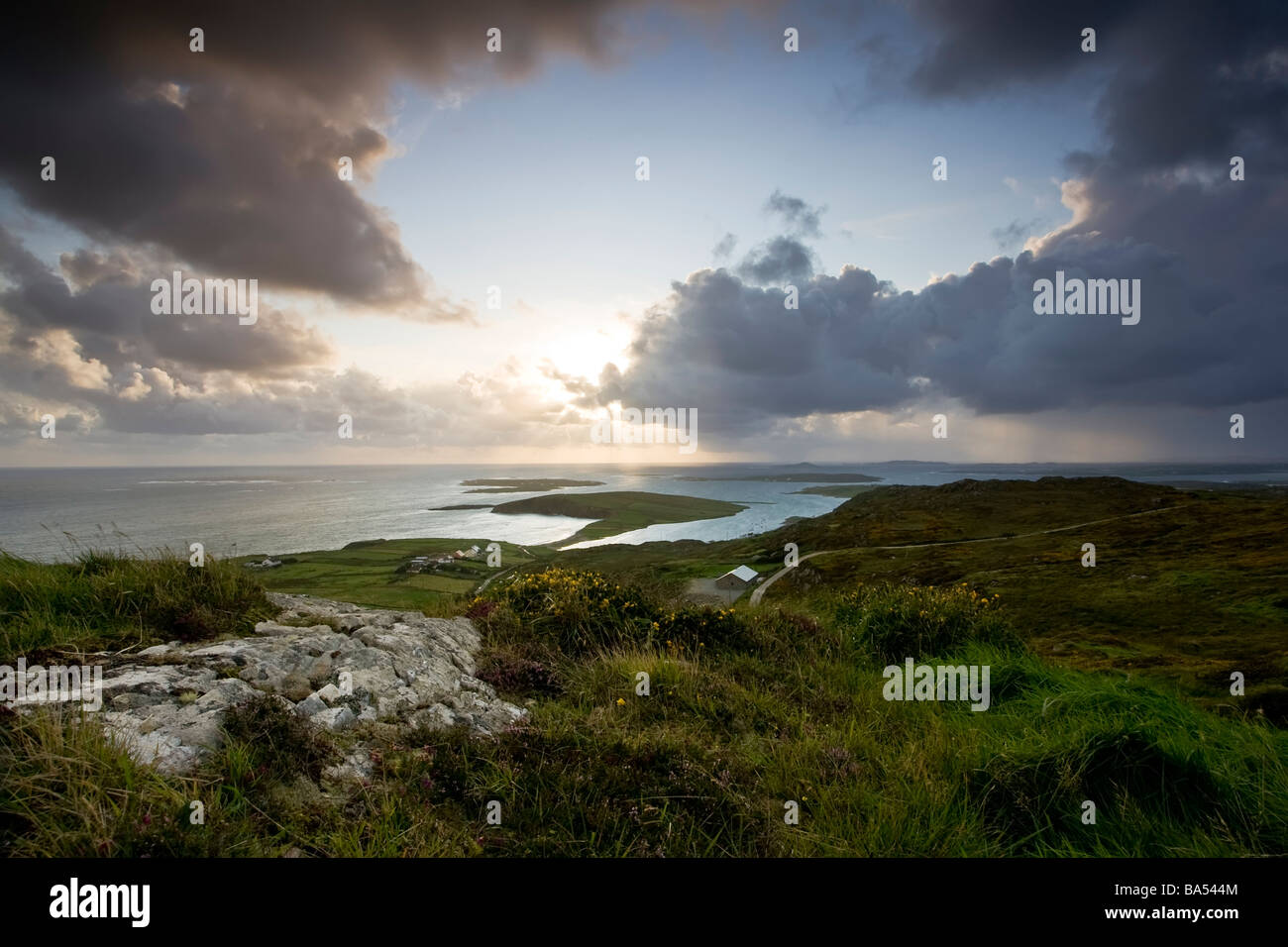 Vue panoramique sur l'ouest de l'Irlande près de la ville de Clifden, au coeur du comté de Galway conneamara au coucher du soleil Banque D'Images