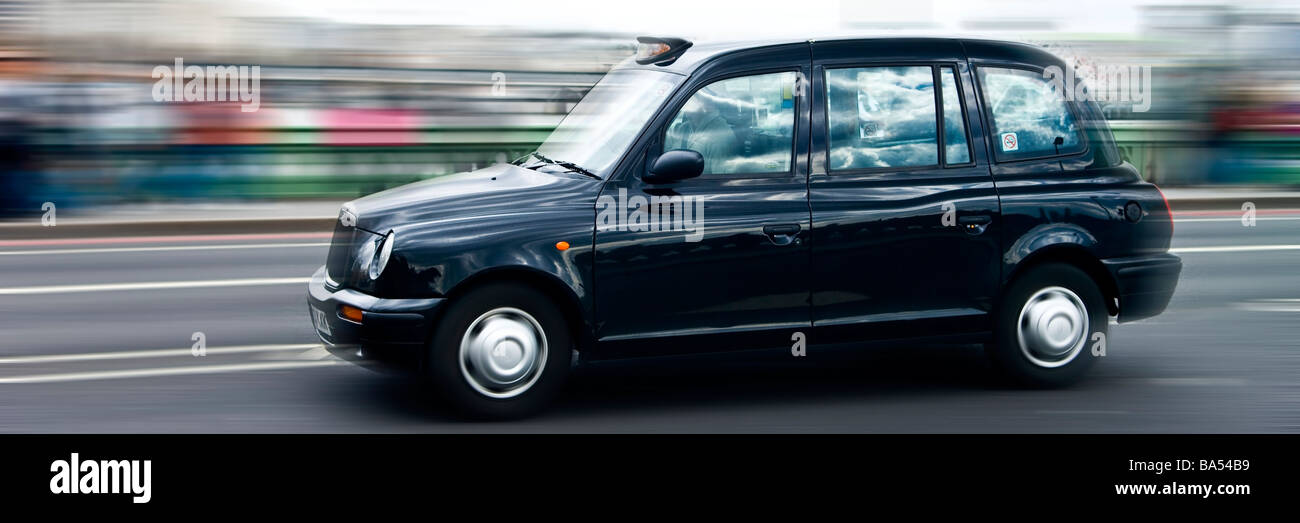 Black Cab in motion London England UK Banque D'Images