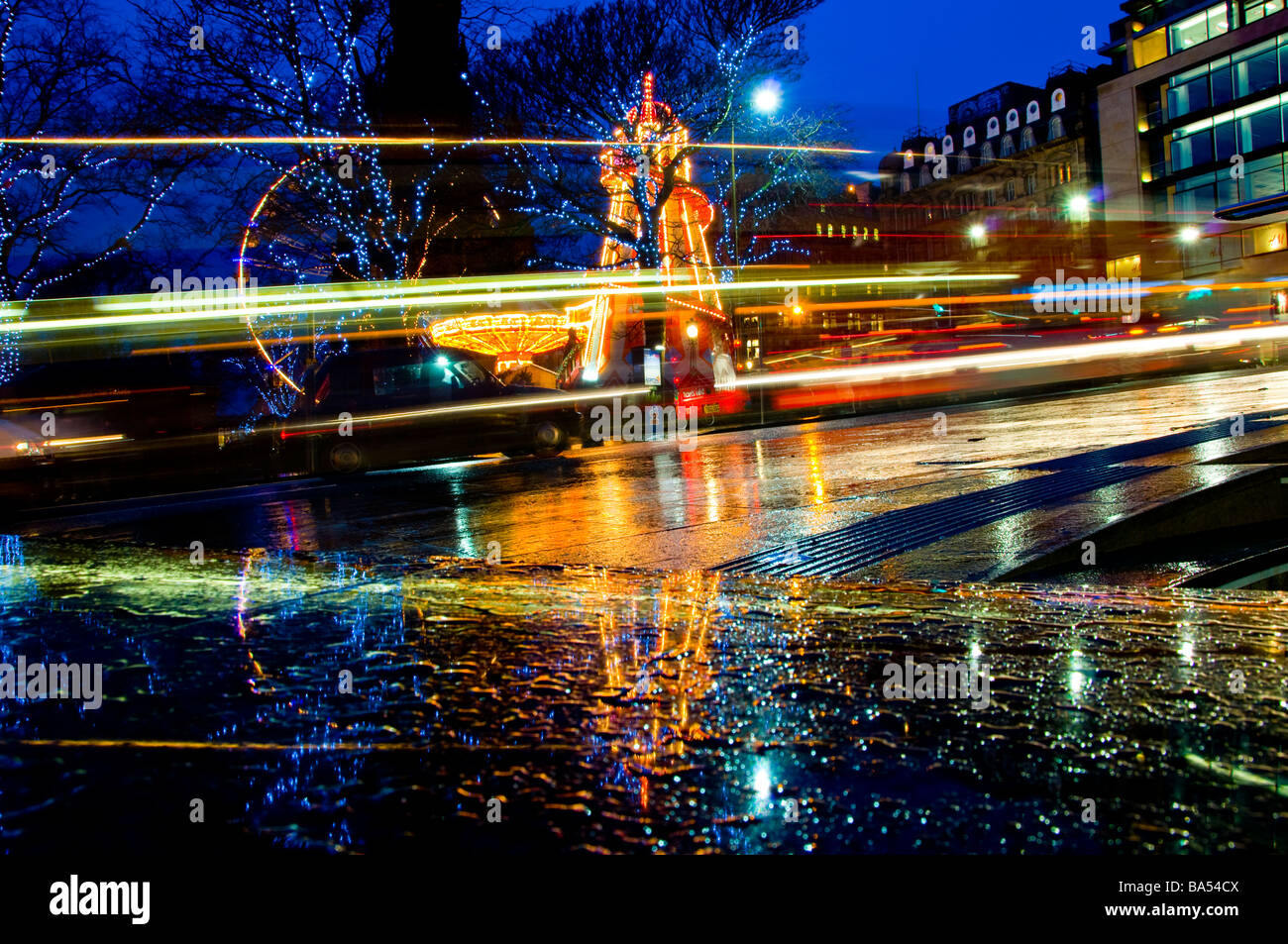 Princess Street dans le centre-ville d'Édimbourg à Noël photographié de nuit Banque D'Images