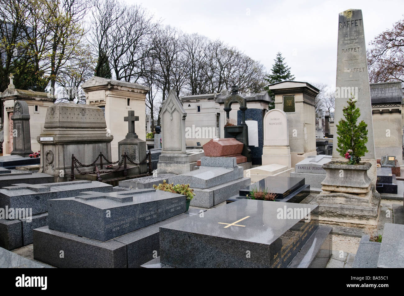 PARIS, France - cimetière du Montparnasse. Comprend les tombes d'un grand nombre d'artistes et écrivains de la France, y compris Simone de Beauvoir, Samuel Becket, et Charles Baudelaire Banque D'Images