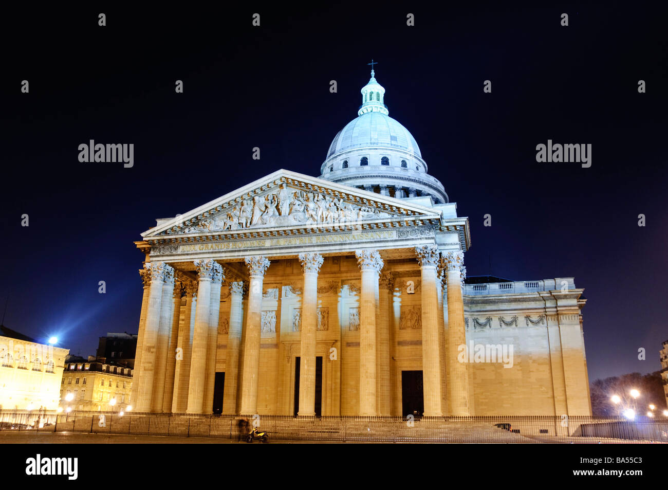 Panthéon architecture néoclassique Mausolée nuit Paris France | PARIS, France — le dôme illuminé du Panthéon s'élève au-dessus de la montagne Sainte-Geneviève dans le 5ème arrondissement, son portique corinthien inspiré de l'ancien Panthéon de Rome. Jacques-Germain Soufflot a conçu le bâtiment comme une église en l'honneur de Sainte Geneviève, patronne de Paris, mais il a été sécularisé pendant la Révolution française et sert maintenant de mausolée à des personnalités telles que Voltaire, Rousseau, Victor Hugo et Marie Curie. Banque D'Images