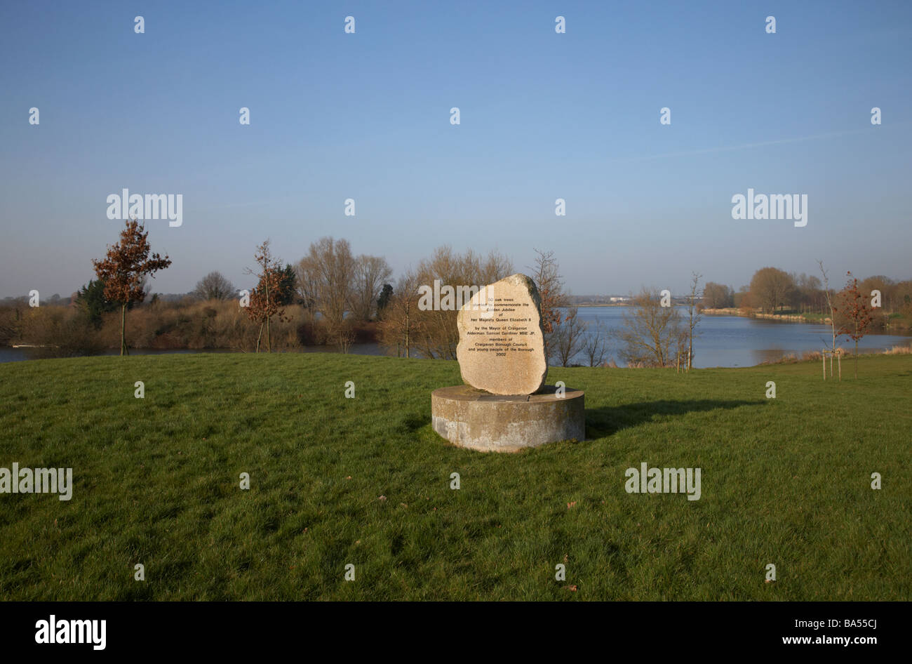 Stone à craigavon parc à côté de craigavon lacs à l'occasion du jubilé de la reine Elizabeth II avec la plantation de chêne 50 tre Banque D'Images