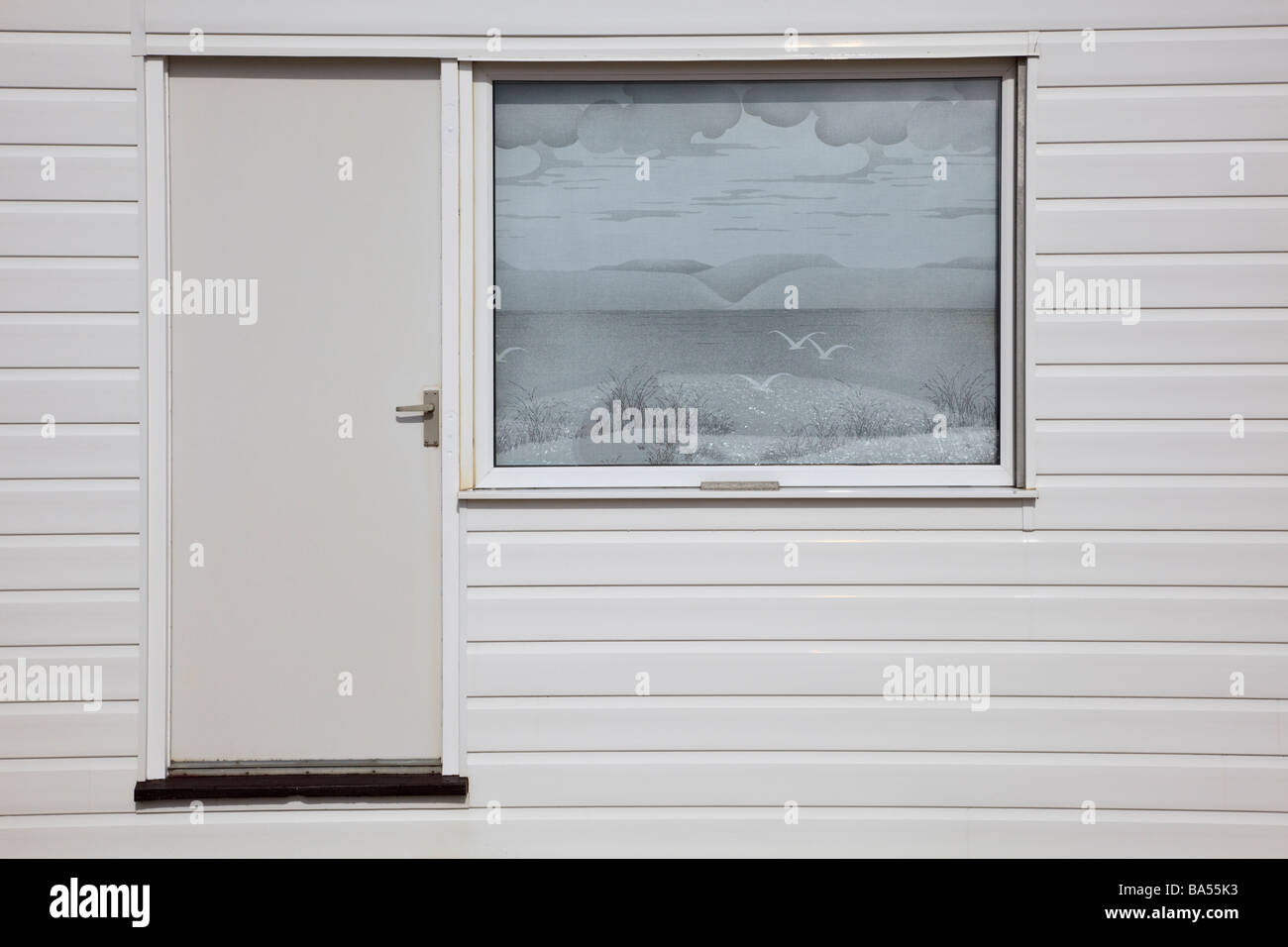 Blind avec paysage sur une cabane de plage blanche sur l'eau à Southampton Hill Head près de Lee le Solent Banque D'Images