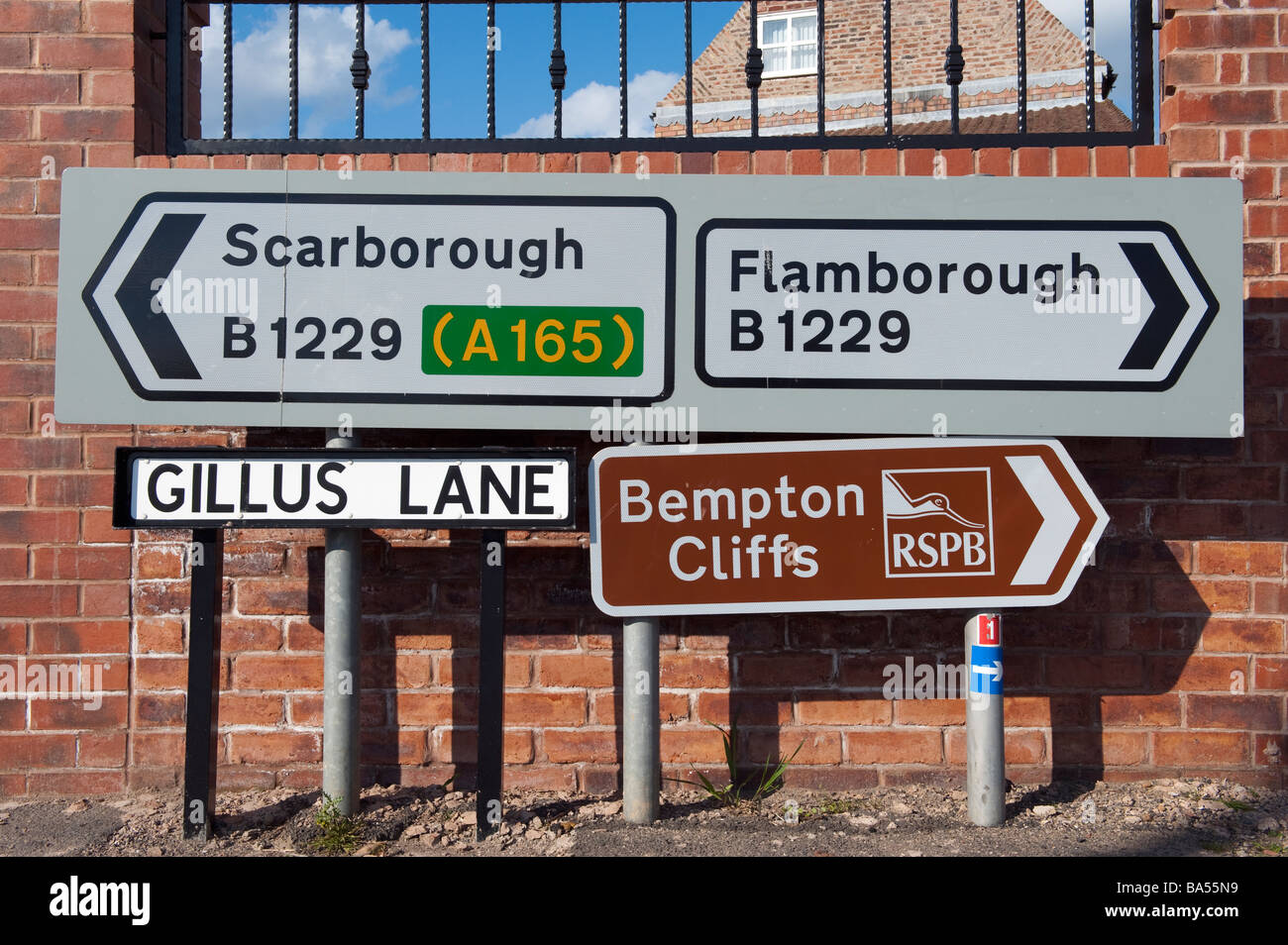 Panneau et signe sur un coin de rue à pointage sur falaises de Bempton RSPB,'East Riding',Yorkshire, Angleterre, 'Grande-bretagne' Banque D'Images