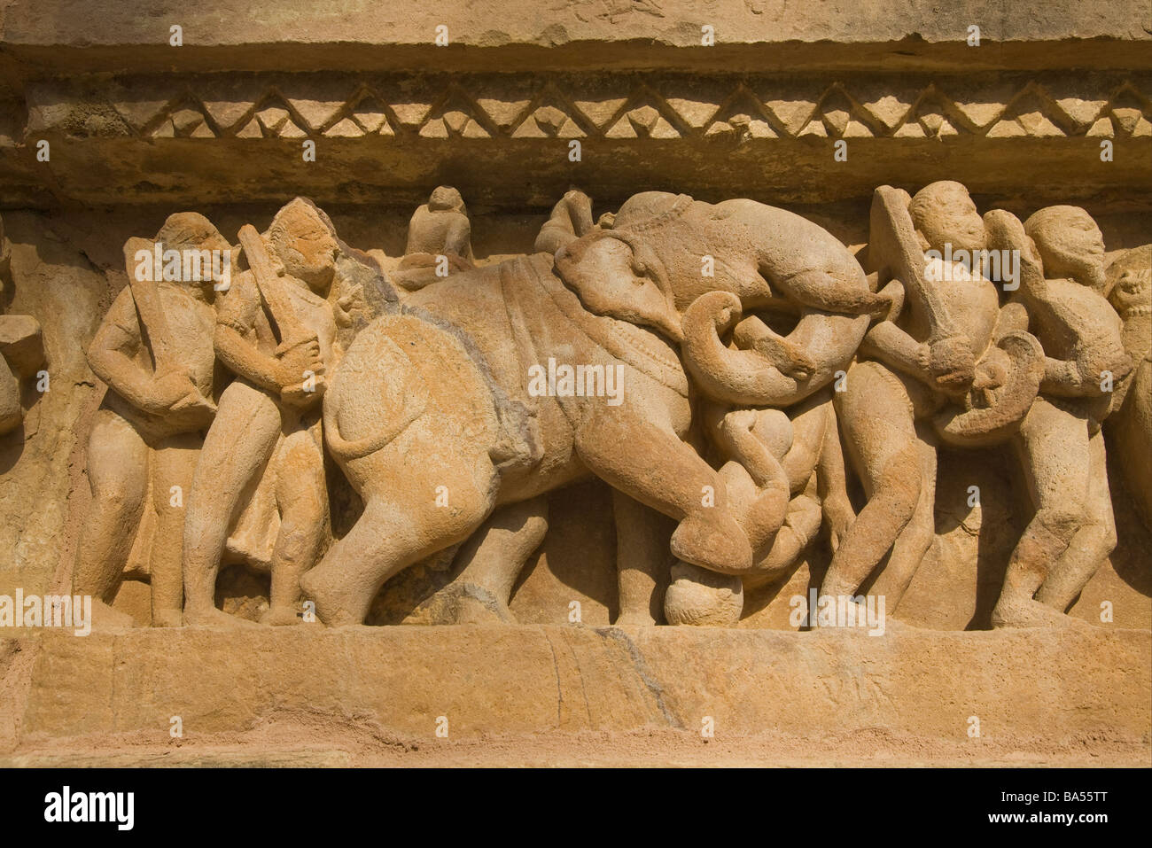 Sculptures en relief de fantassins et d'éléphants dans des scènes de bataille Lakshmana Temple AD 950 Khajuraho Site du patrimoine mondial de l'Madh Banque D'Images Sculptures en relief de fantassins et d'éléphants dans des scènes de bataille Lakshmana Temple AD 950 Khajuraho Site du patrimoine mondial de l'Madh Banque D'Images