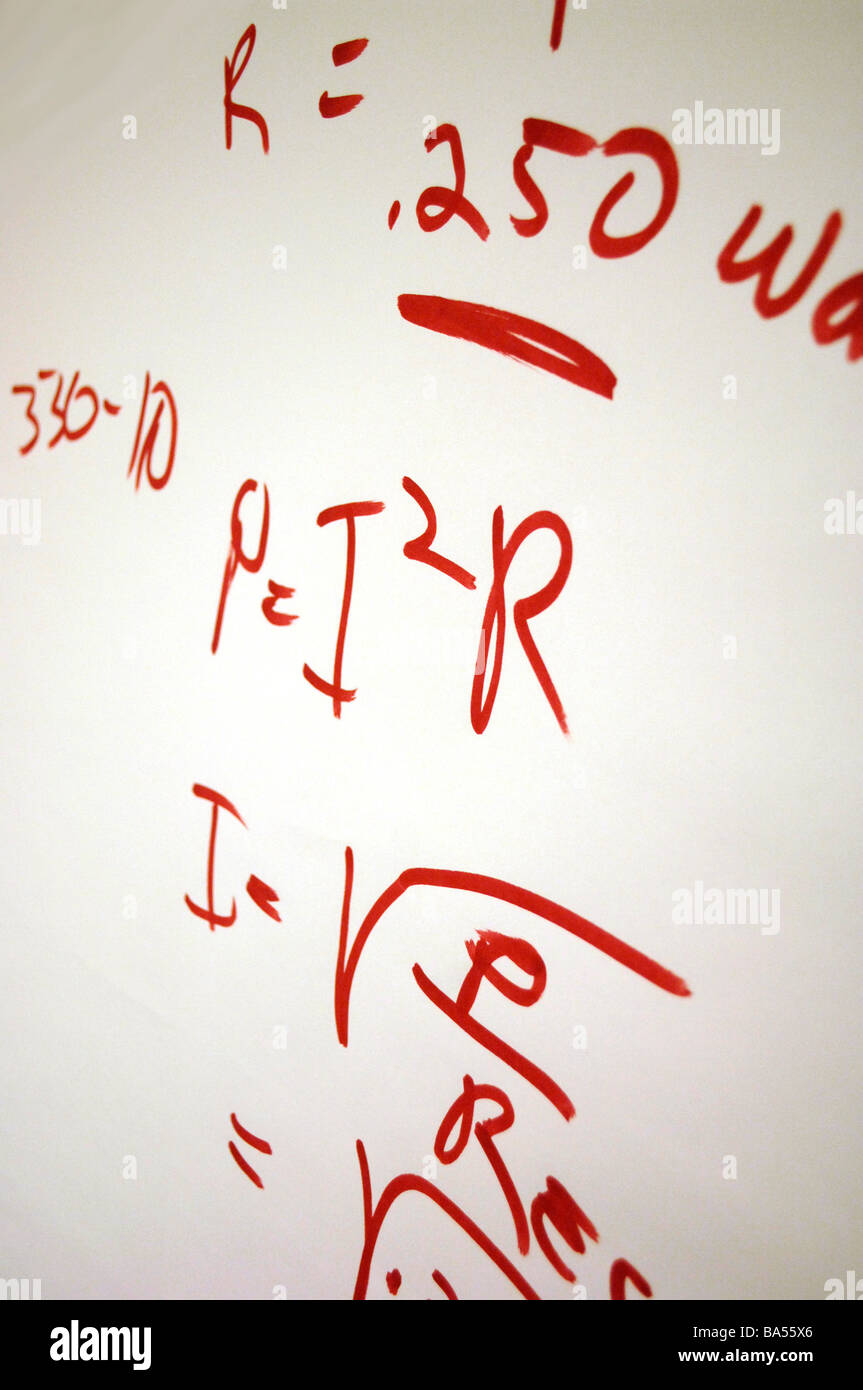 L'équation mathématique écrit sur pad dans l'encre rouge vif Banque D'Images