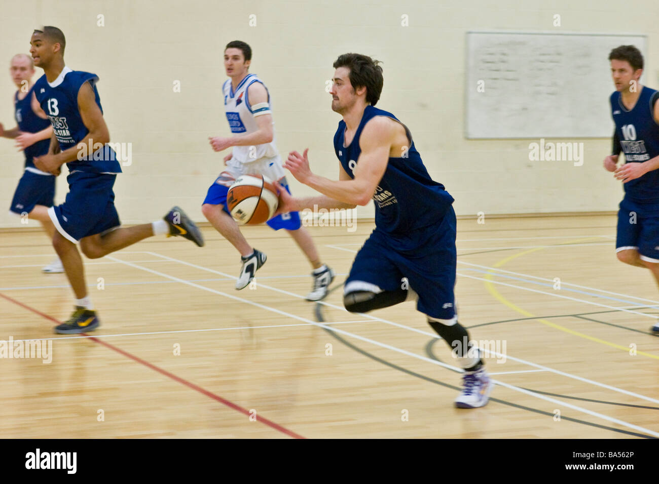 Match de basket-ball de Mens en intérieur Banque D'Images