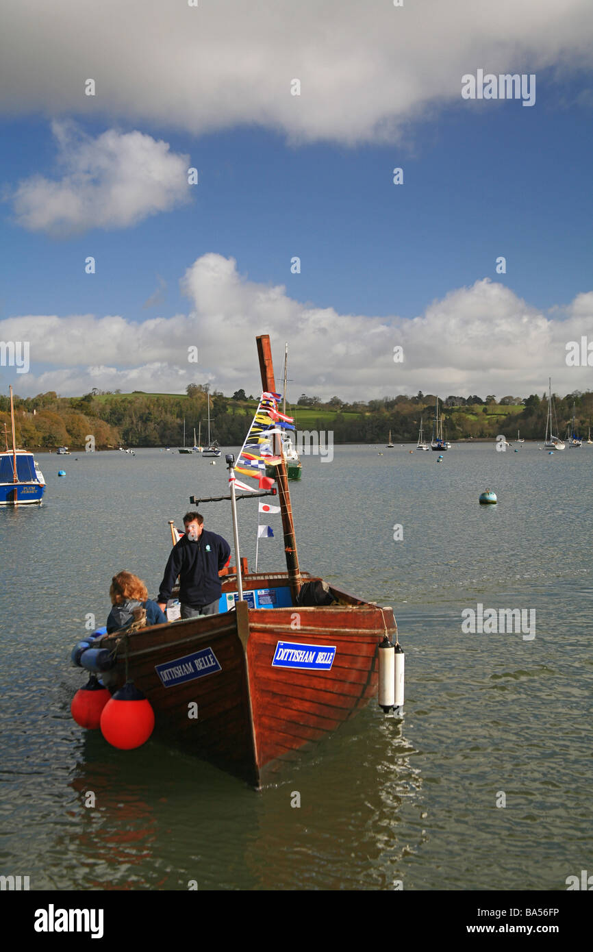 La Voie verte à Dittisham Quay ferry arrivant à Dittisham sur la rivière Dart, Devon, England, UK Banque D'Images