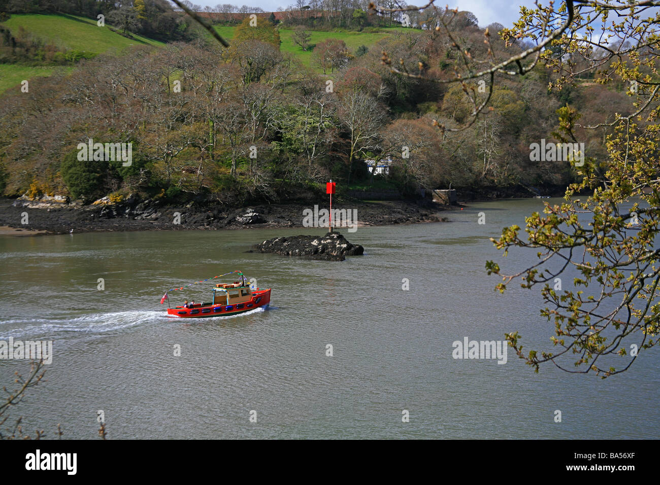 La Dartmouth à Dittisham ferry passant le Anchorstone Rock dans la rivière Dart à l'approche de Dittisham, Devon, England, UK Banque D'Images