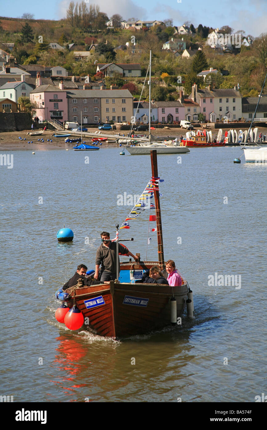 La Voie verte à Dittisham ferry arrivant à Greenway Quay sur la rivière Dart, Devon, England, UK Banque D'Images