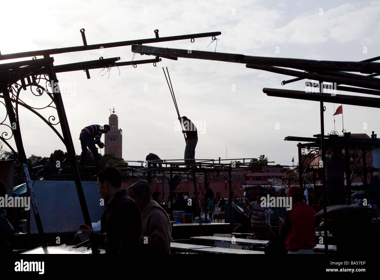 Les détenteurs de décrochage construire le métal de leurs stands de nourriture en prévision de la soirée rush, la place Jemaa el Fna, Marrakech Banque D'Images