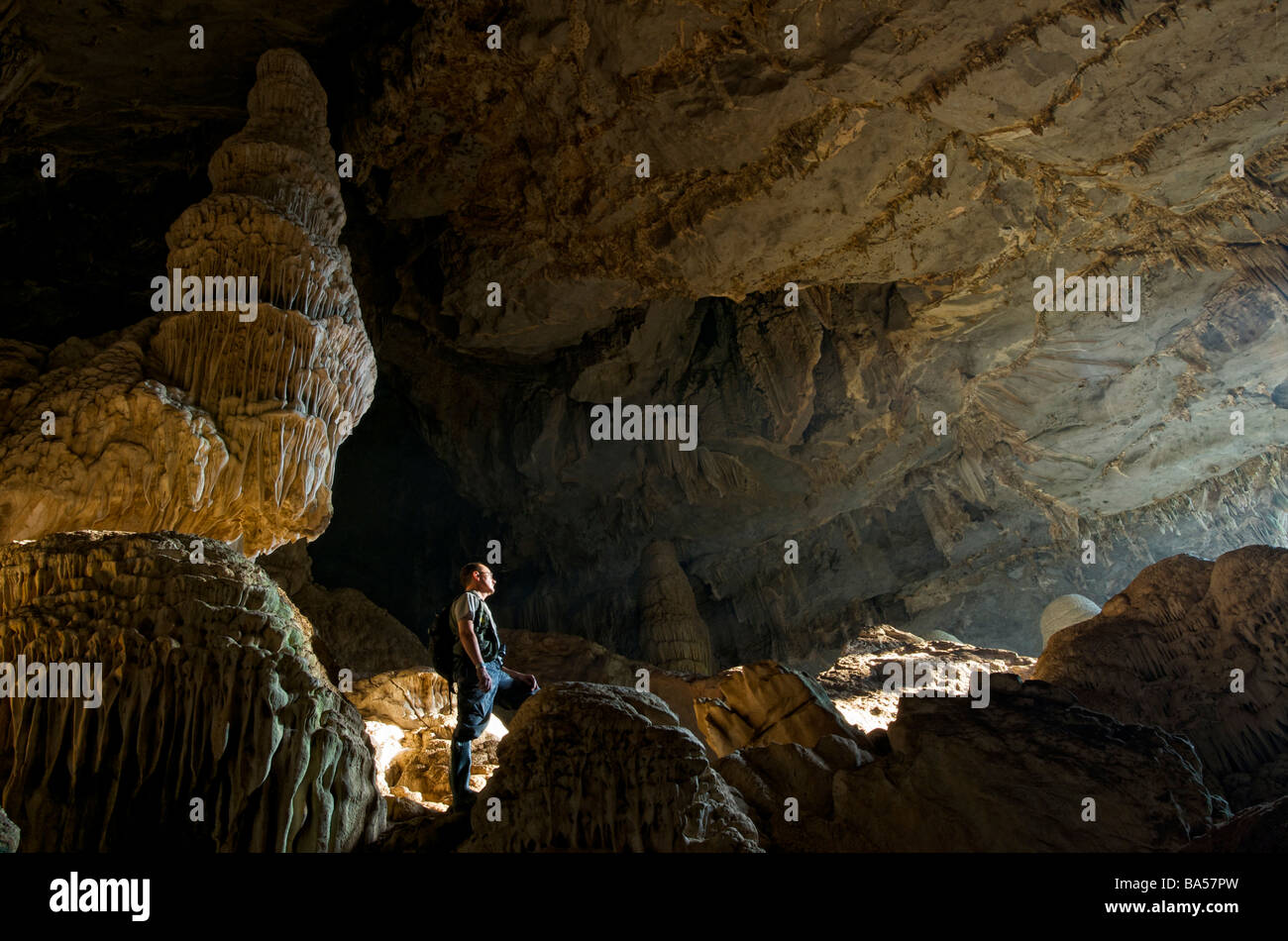 Le spéléologue visualisation de la lumière qui entre dans la grotte Tham Mae Usu dans le Nord de la province de Tak Thaïlande Banque D'Images