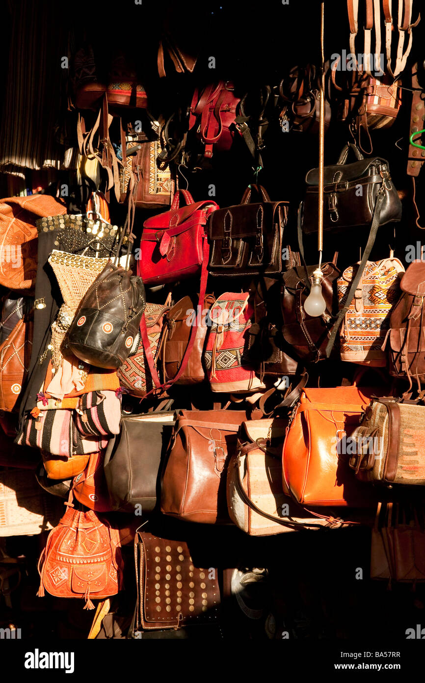Sélection de divers modèles de sacs en cuir fait main traditionnel sur l'affichage dans la soirée soleil dans les souks de Marrakech Banque D'Images