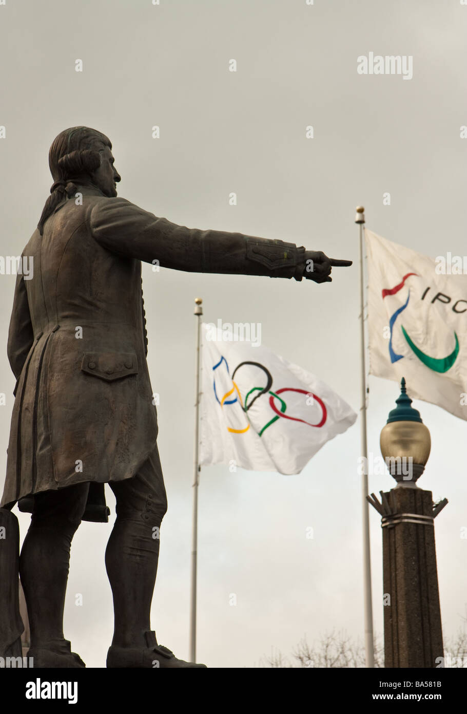 Statue de le capitaine George Vancouver, à l'Hôtel de Ville de Vancouver avec les Jeux Olympiques et ParaOlympic drapeaux à l'arrière-plan Banque D'Images