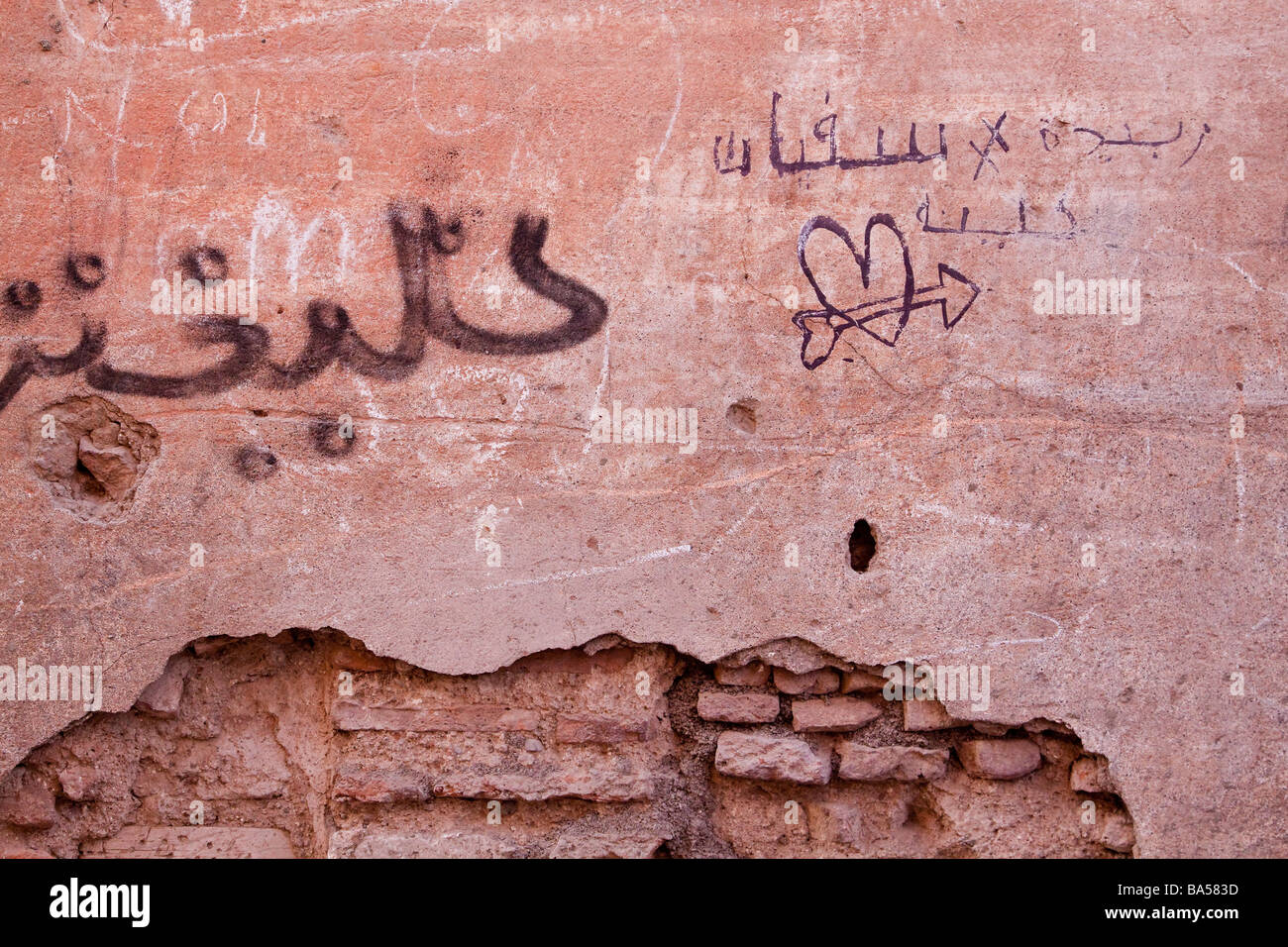 Le Graffiti Avec L Arabe Et Coeur Et Fleche D Amour Vu Sur Un Mur Rose Saumon Typique Dans La Medina Marrakech Photo Stock Alamy