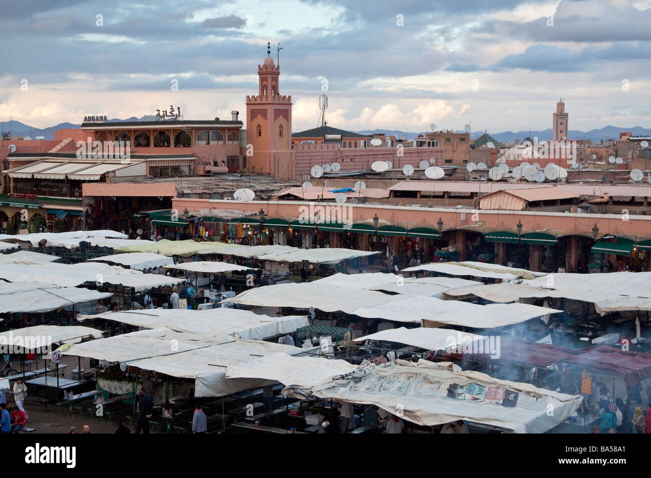 Vue d'un toit-terrasse donnant sur le café chaos animée place Jemaa el Fna dans la médina, Marrakech Banque D'Images