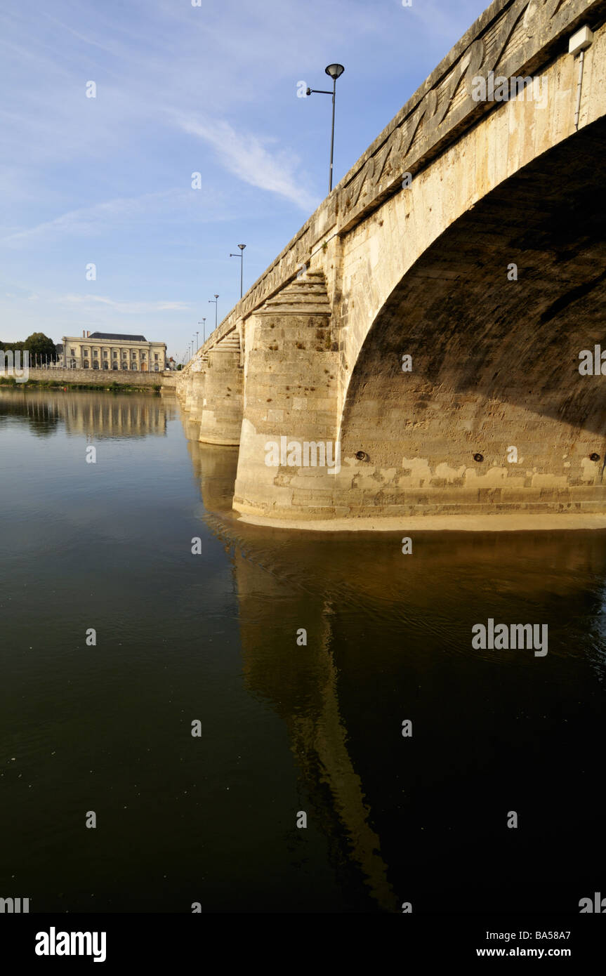 Pont Cessart crossing River Loire à Saumur France Banque D'Images