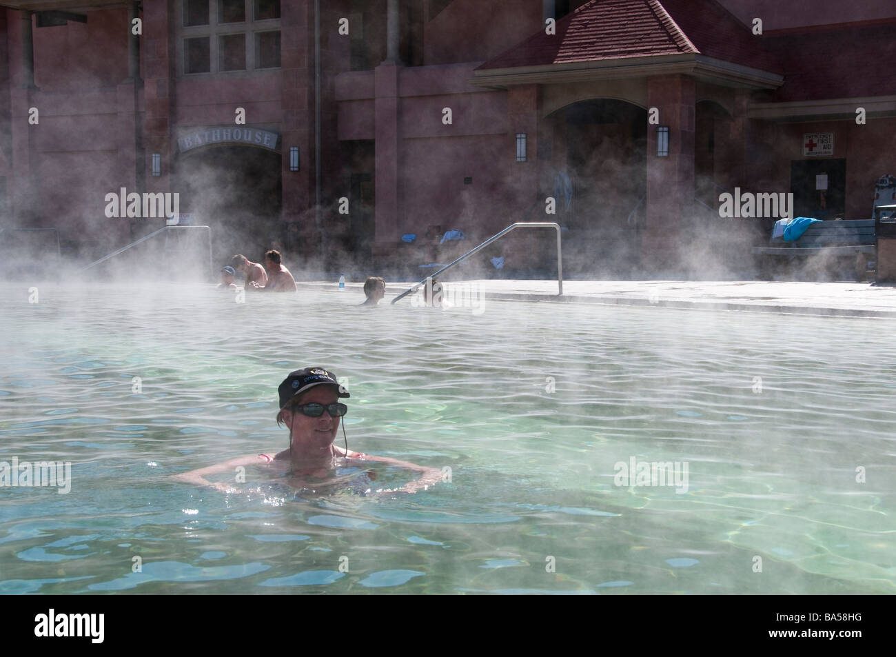 Femme plonge dans la piscine thérapeutique steamy, Glenwood Hot Springs, Glenwood Springs, Colorado. Banque D'Images