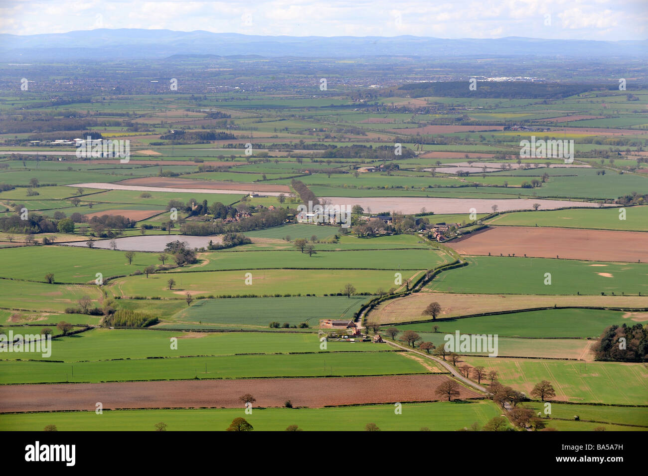 Domaines couverts dans polytunnels briser les champs verts traditionnels dans le Shropshire England Uk Banque D'Images