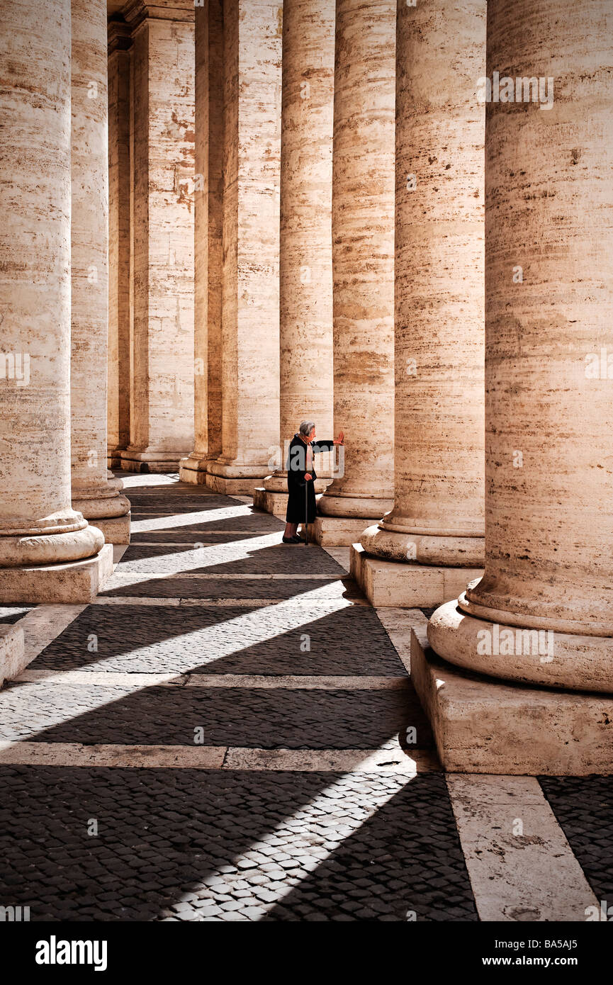 La colonnade du Bernin conçu à St Pierre de Rome Banque D'Images