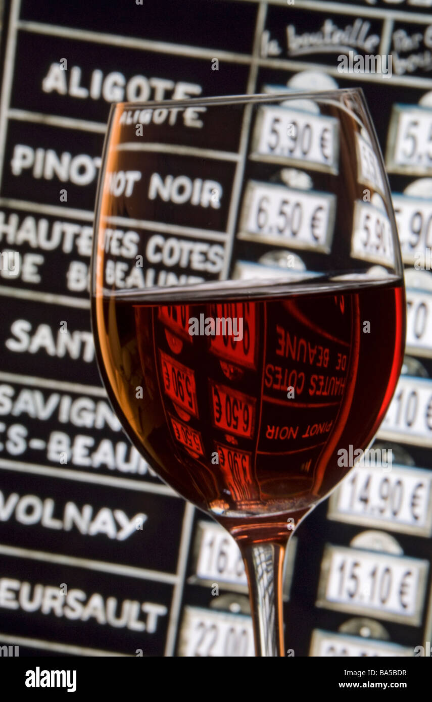 Verre de vin rouge en face de la boutique de vins de Bourgogne Prix euro tableau noir, l'affichage des variétés de vin régional de Bourgogne Banque D'Images