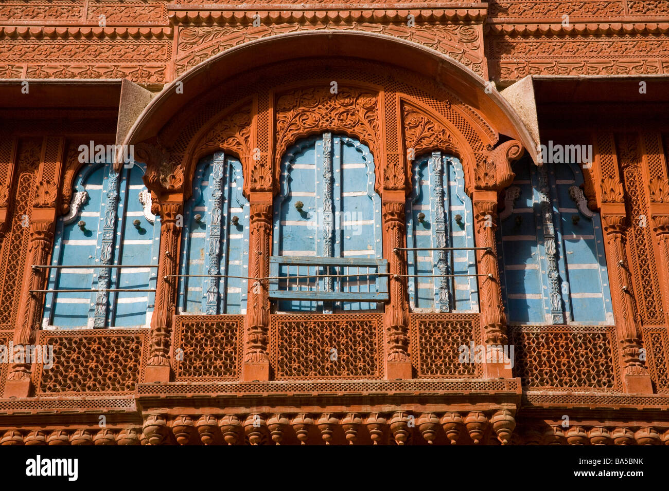 Balcon et fenêtres aux volets d'un merchants house, également connu sous le nom d'un haveli, Bikaner, Rajasthan, India Banque D'Images