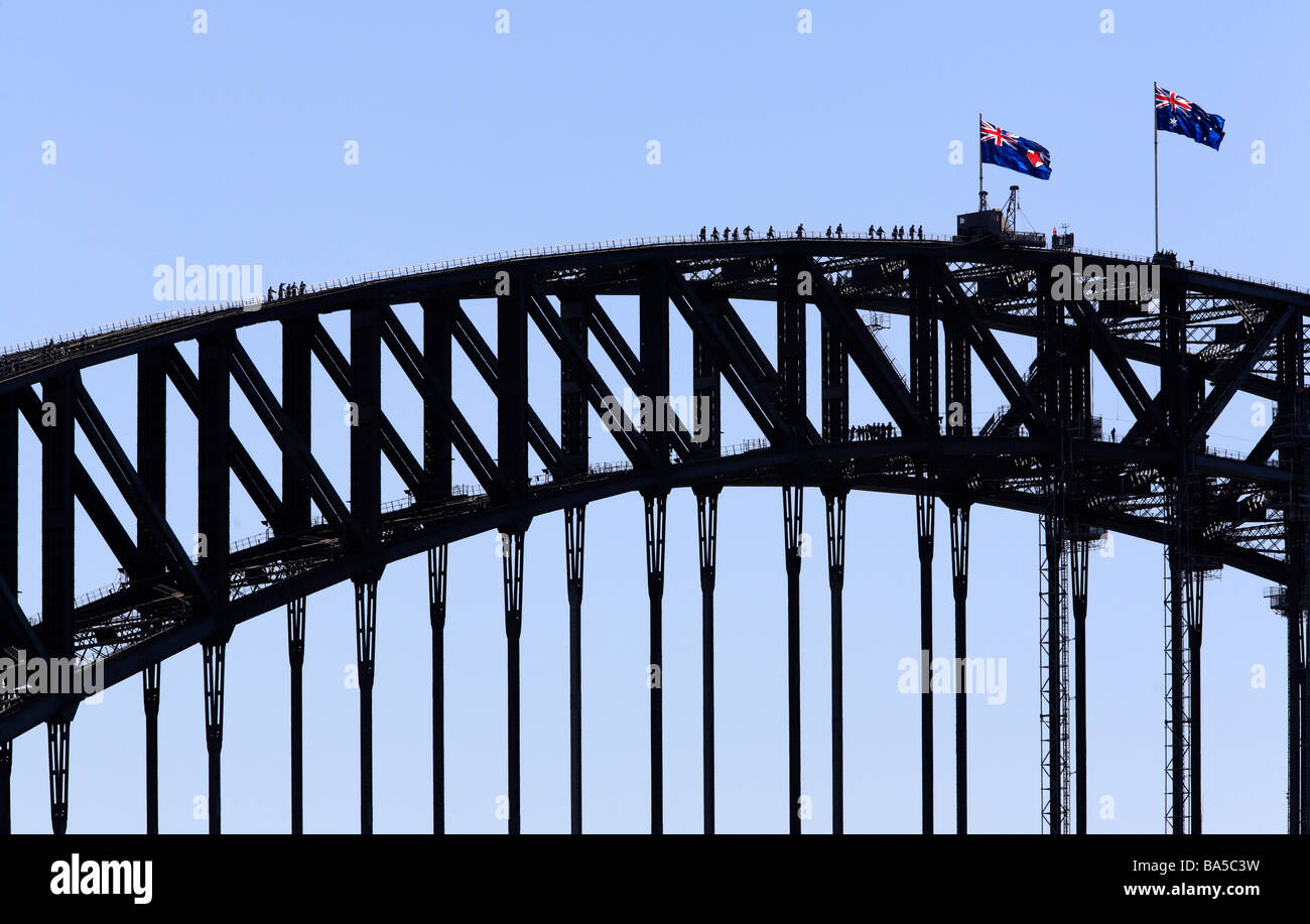 Un groupe de personnes l'ascension du Sydney Harbour Bridge avec deux drapeaux de l'Australie Banque D'Images