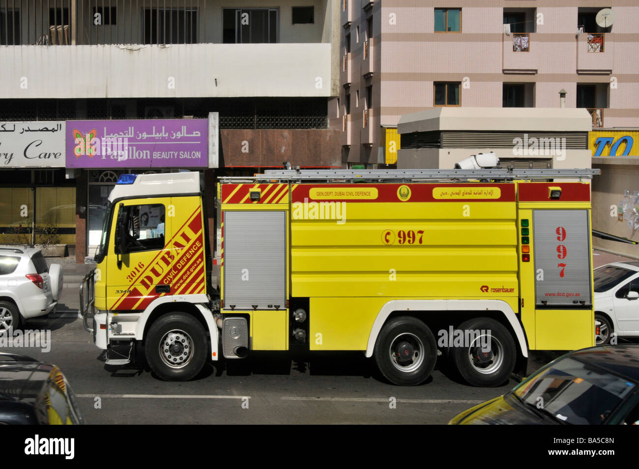 Scène de rue de Dubaï camion de pompiers des Émirats arabes Unis avec la Défense civile Marquages garés dans les pompiers de la route pour assister à l'urgence United Arab Émirats Moyen-Orient Banque D'Images