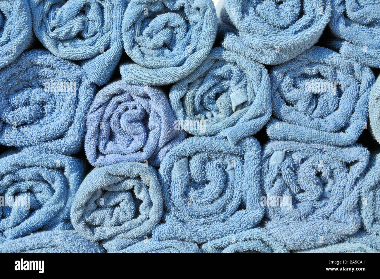 Background abstract close up vue en bout de bleu serviettes enroulées en piles à côté piscine en attente d'utilisation par les passagers des bateaux de croisière à placer sur les chaises longues Banque D'Images