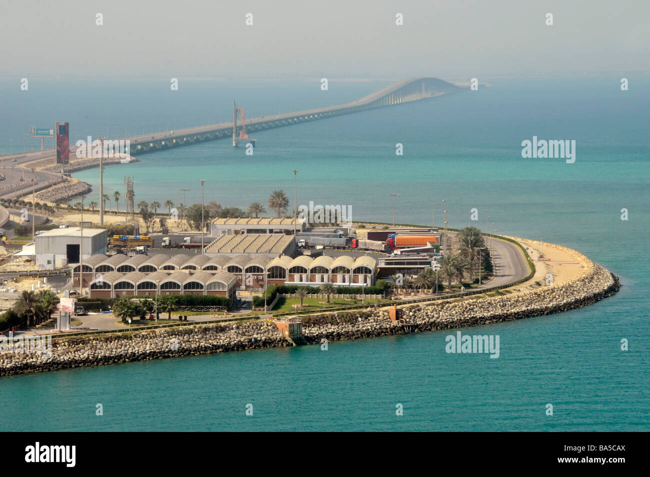 Le roi Fahd Causeway reliant Bahreïn et l'Arabie saoudite vue du golfe Persique vers l'Arabie saoudite de env 'mid point' services area Banque D'Images