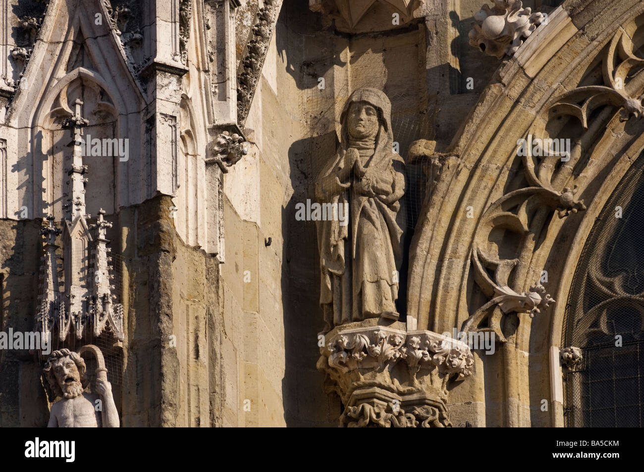 Chimere gargouille dôme Dom Regensburg cathédrale gothique St Pierre Eglise Catholique Romaine paradis enfer animal mort figure de pierre dom Banque D'Images