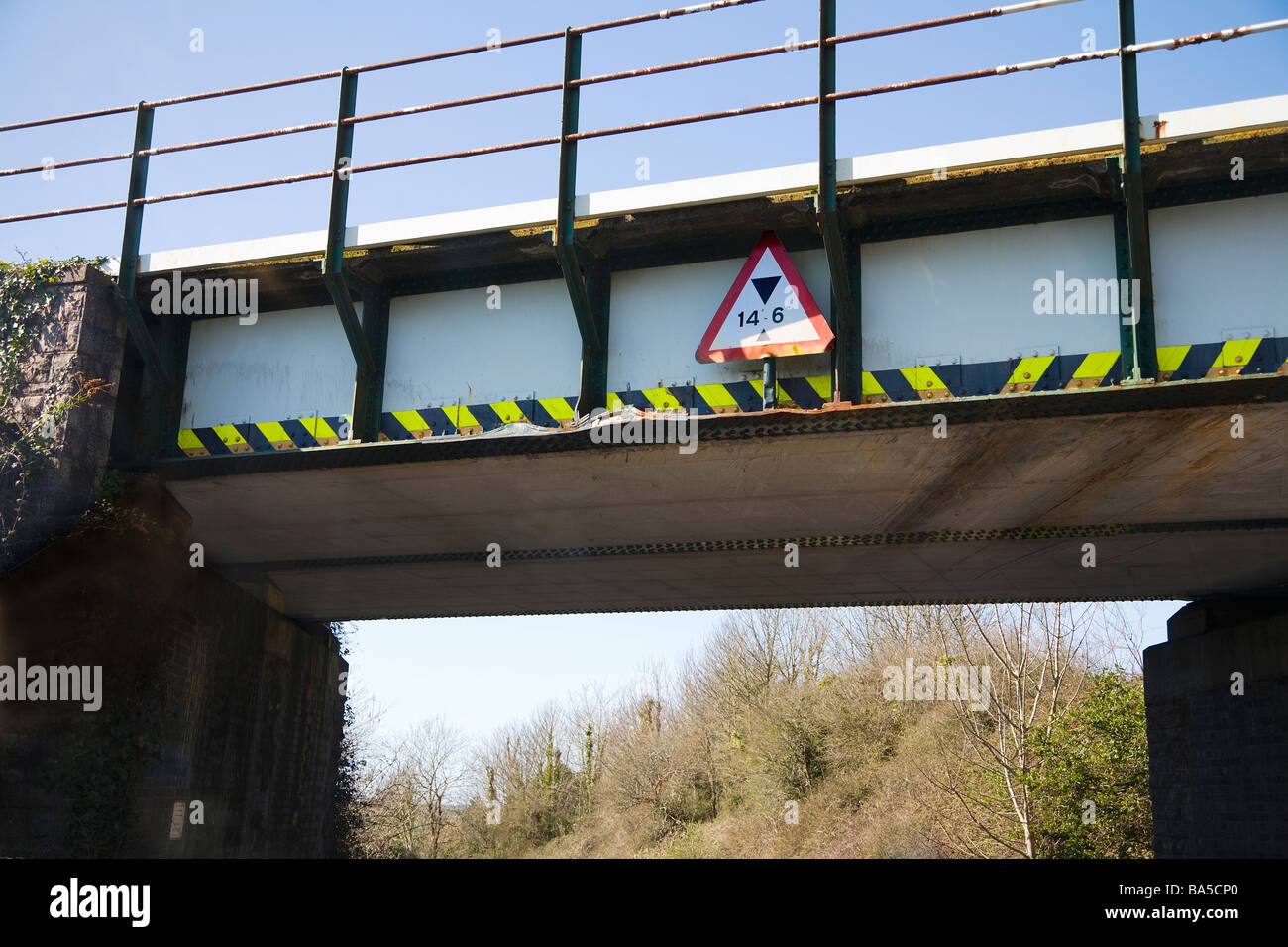 Voir sous un pont ferroviaire sur une route. Christchurch, Dorset. UK. Les dommages causés par les véhicules haut évidente dans plusieurs endroits. Banque D'Images