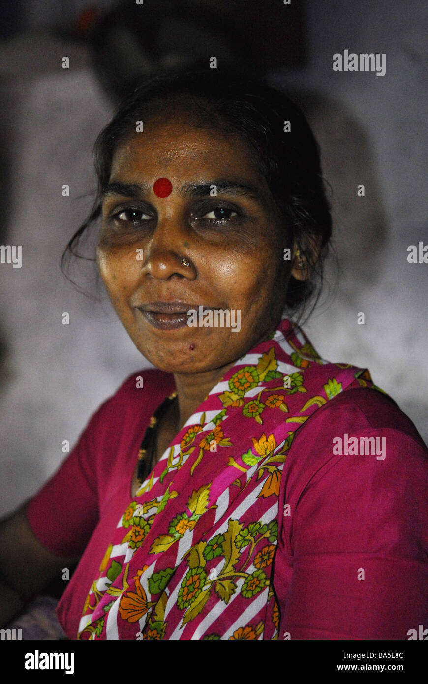 Une femme hindoue dans sa maison des taudis Banque D'Images