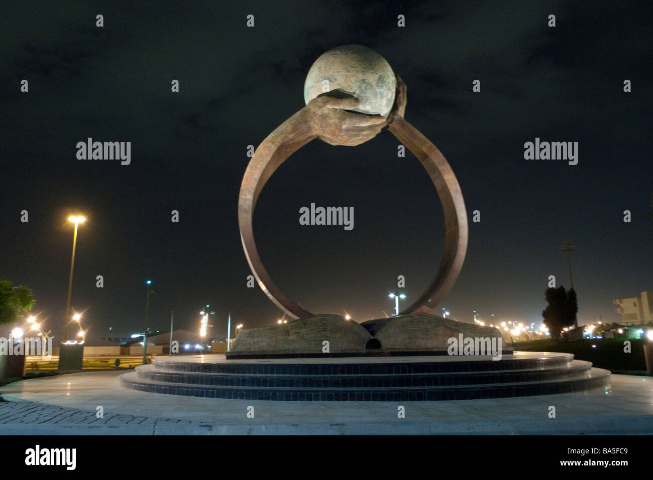 L'anneau avec l'immense monument statue Pearl la nuit, Doha Qatar Moyen-orient 90090 Doha-Qatar Banque D'Images