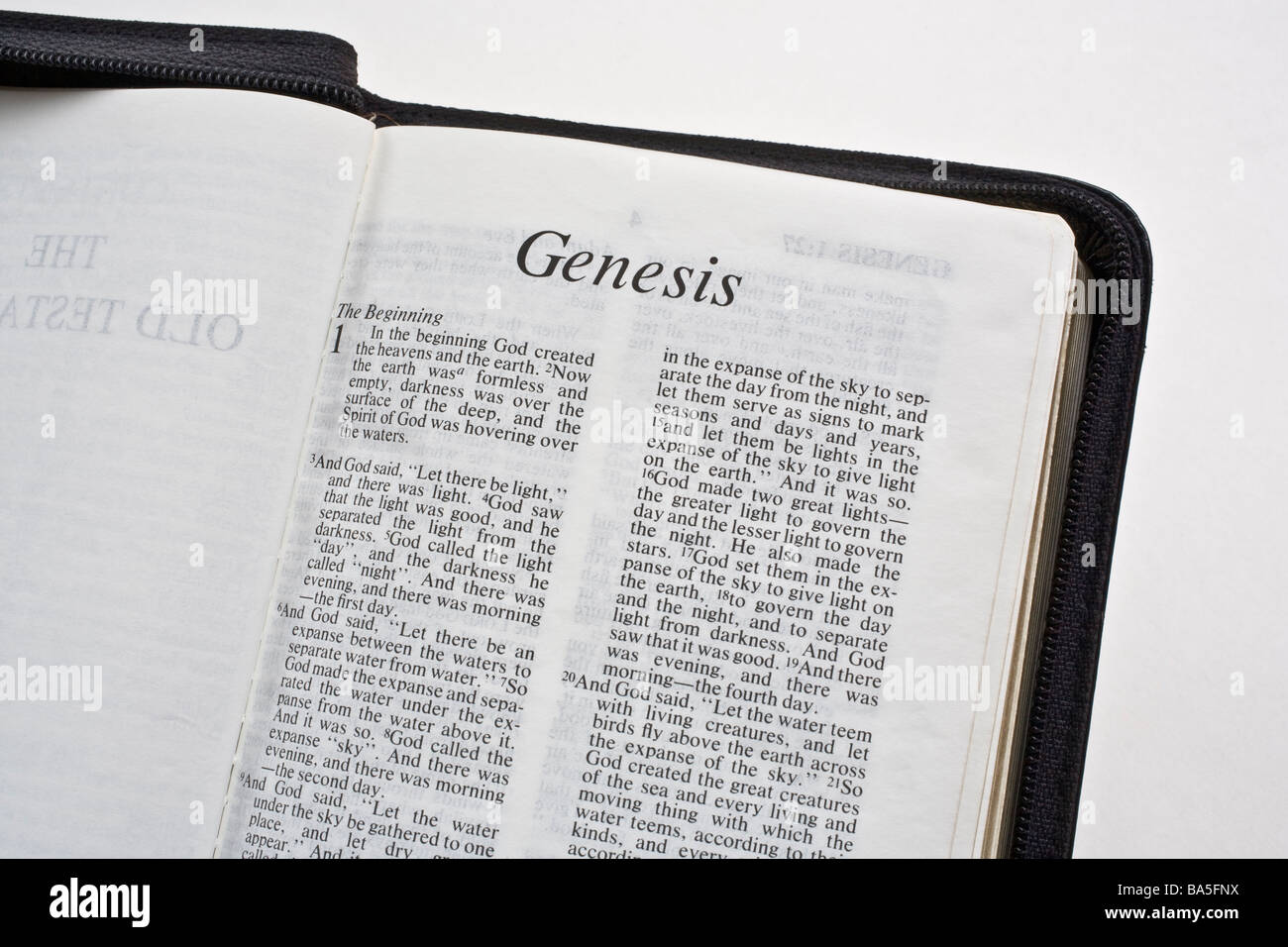 Bible chrétienne ouvert à la première page du livre de la Genèse Banque D'Images