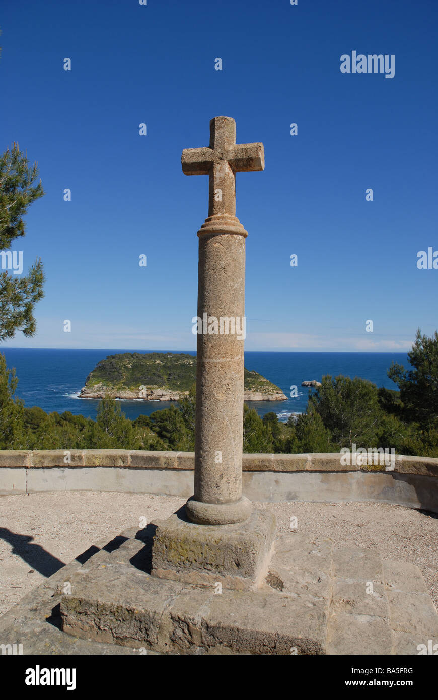 Mirador creu (croix de pierre à lookout) à l'île de Portichol, Javea, Alicante Province, Comunidad Valenciana, Espagne Banque D'Images