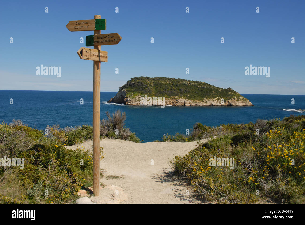 Panneau pour les marcheurs et vue de l'île de Portichol, Javea, Alicante Province, Comunidad Valenciana, Espagne Banque D'Images