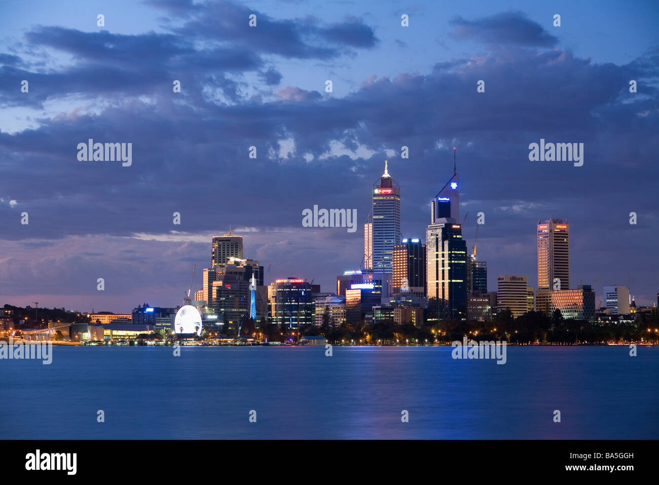 Vue sur la rivière Swan à l'horizon de la ville à la tombée de Perth, Western Australia, Australia Banque D'Images