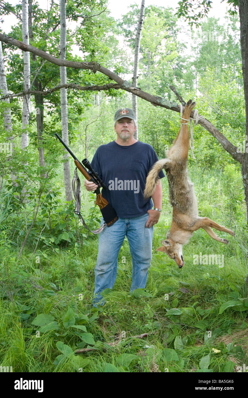 Hunter pose avec coyote Banque D'Images