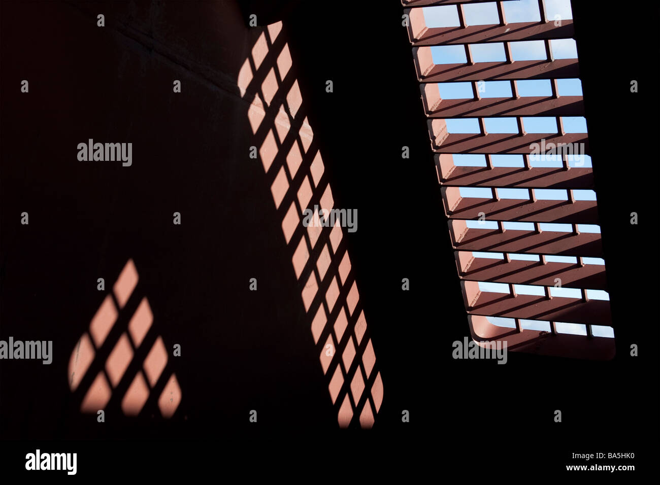 La lumière du Soleil passant par grille de métal. Banque D'Images