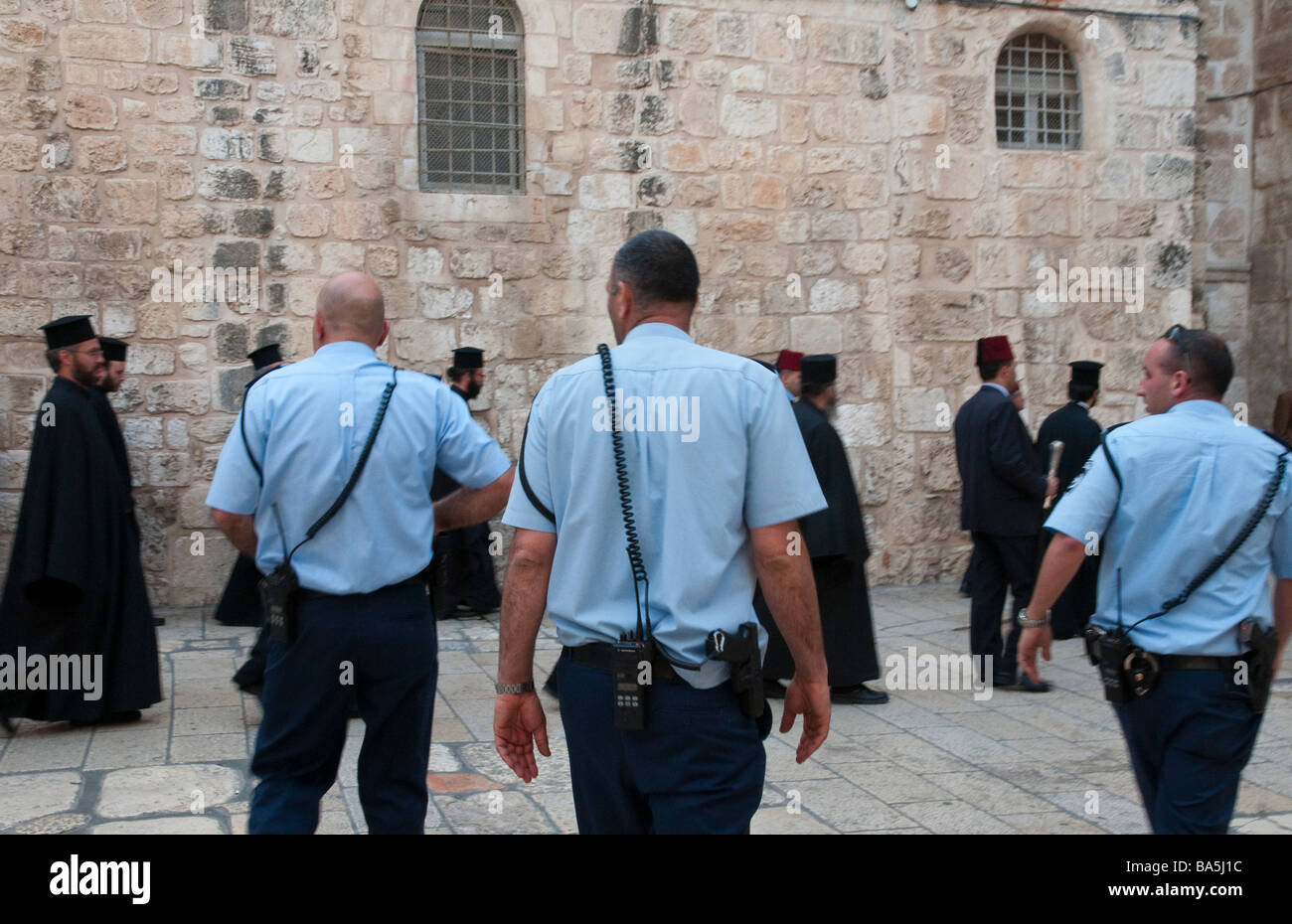 Israël Jérusalem Vieille ville saint-sépulcre esplansde police israélienne rencontre avec le Patriarche orthodoxe procession Banque D'Images