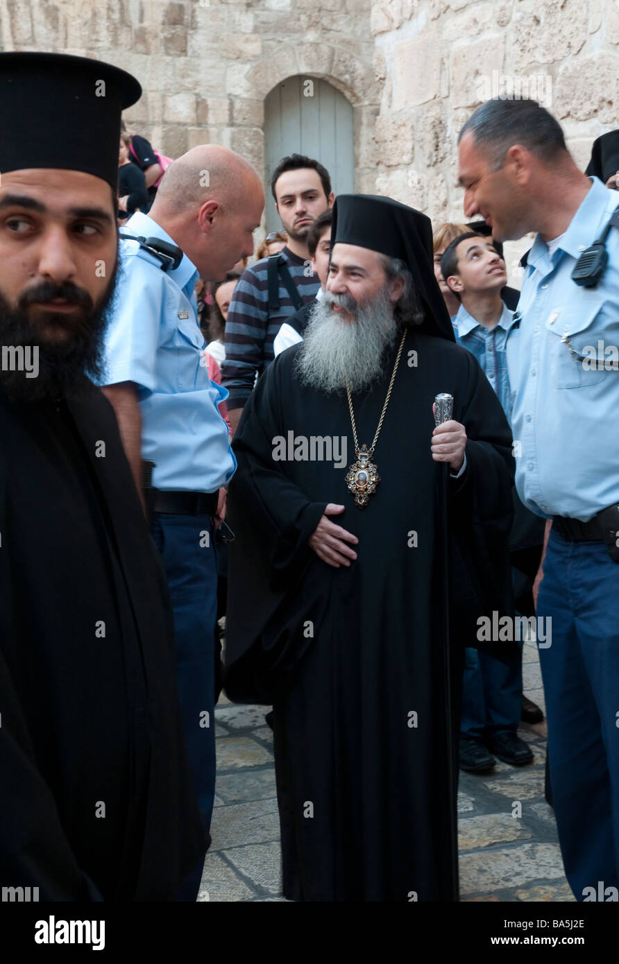 Israël Jérusalem Vieille ville saint-sépulcre esplansde police israélienne rencontre avec le Patriarche grec orthodoxe Banque D'Images