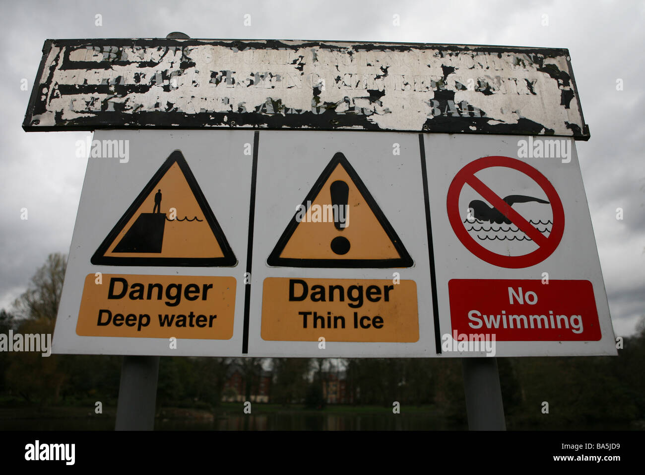 Danger Danger d'eau profonde de la glace mince et pas de piscine inscrivez-vous dans un parc à Manchester Banque D'Images