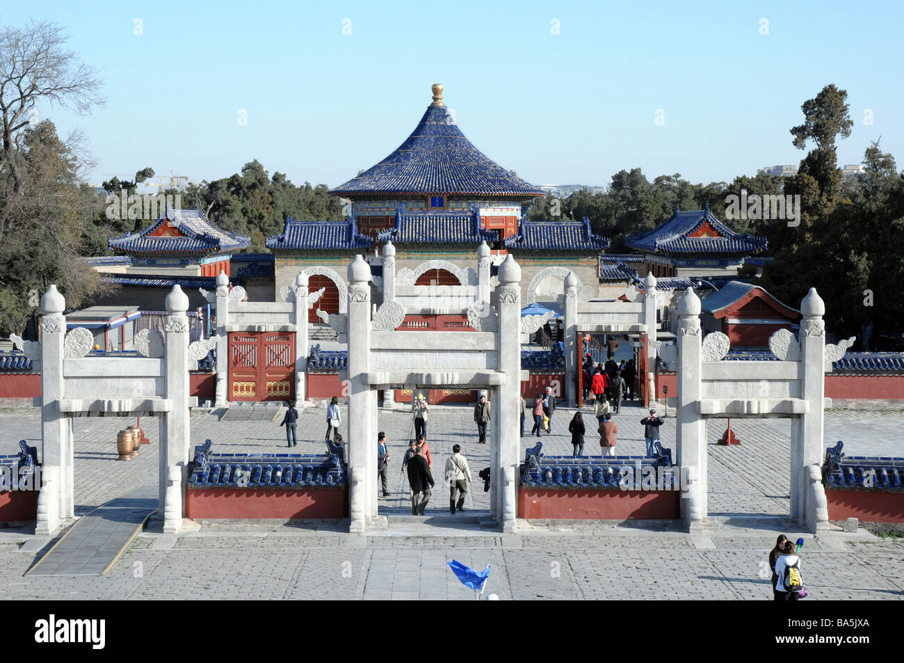 Le Temple du Ciel (ou l'autel du ciel) est l'une des attractions touristiques les plus populaires de Pékin. Banque D'Images