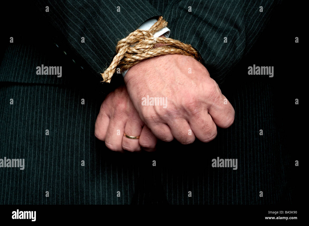 Une vue horizontale d'un homme d'affaires, les mains liées devant lui de Concept J'ai les mains liées Banque D'Images