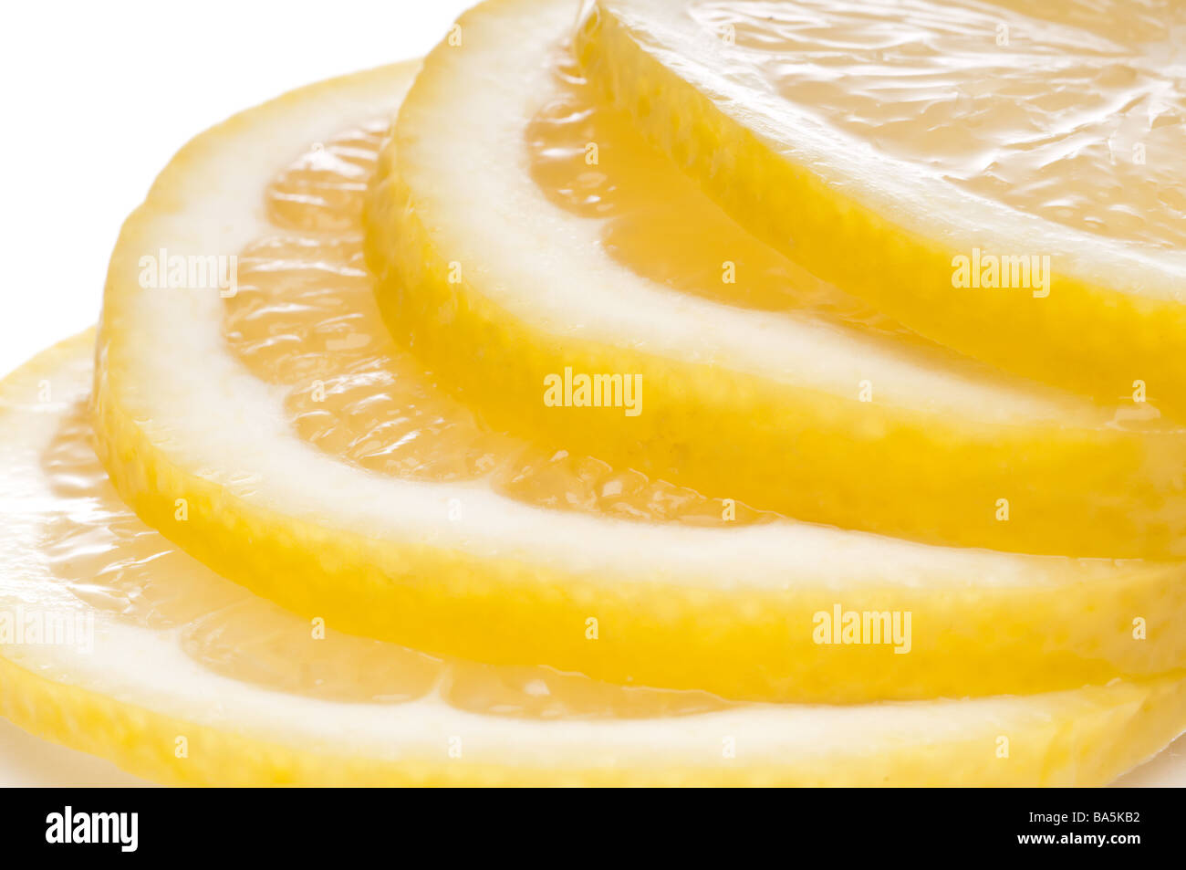 Une macro horizontale de tranches de citron frais juteux Banque D'Images